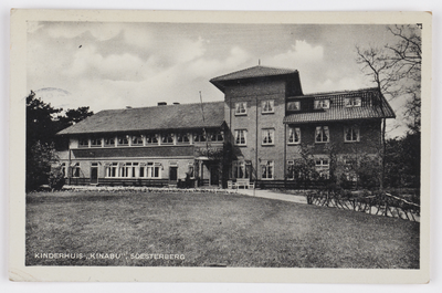 18181 Gezicht op het Kinderhuis Kinabu (Kinderen Naar Buiten, Amersfoortsestraat 123) te Soesterberg (gemeente Soest).